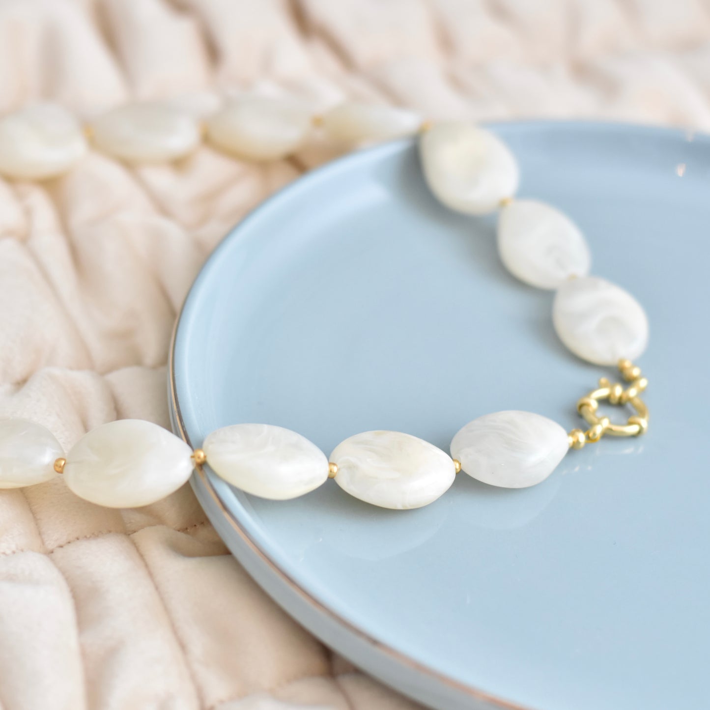 Ovale kralen ketting met boeislot - wit