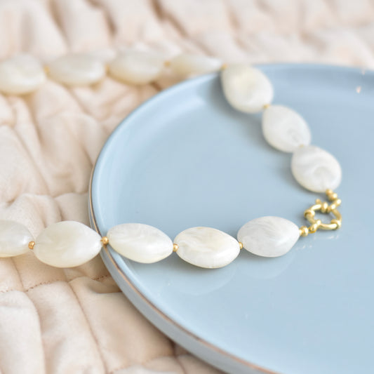 Ovale kralen ketting met boeislot - wit