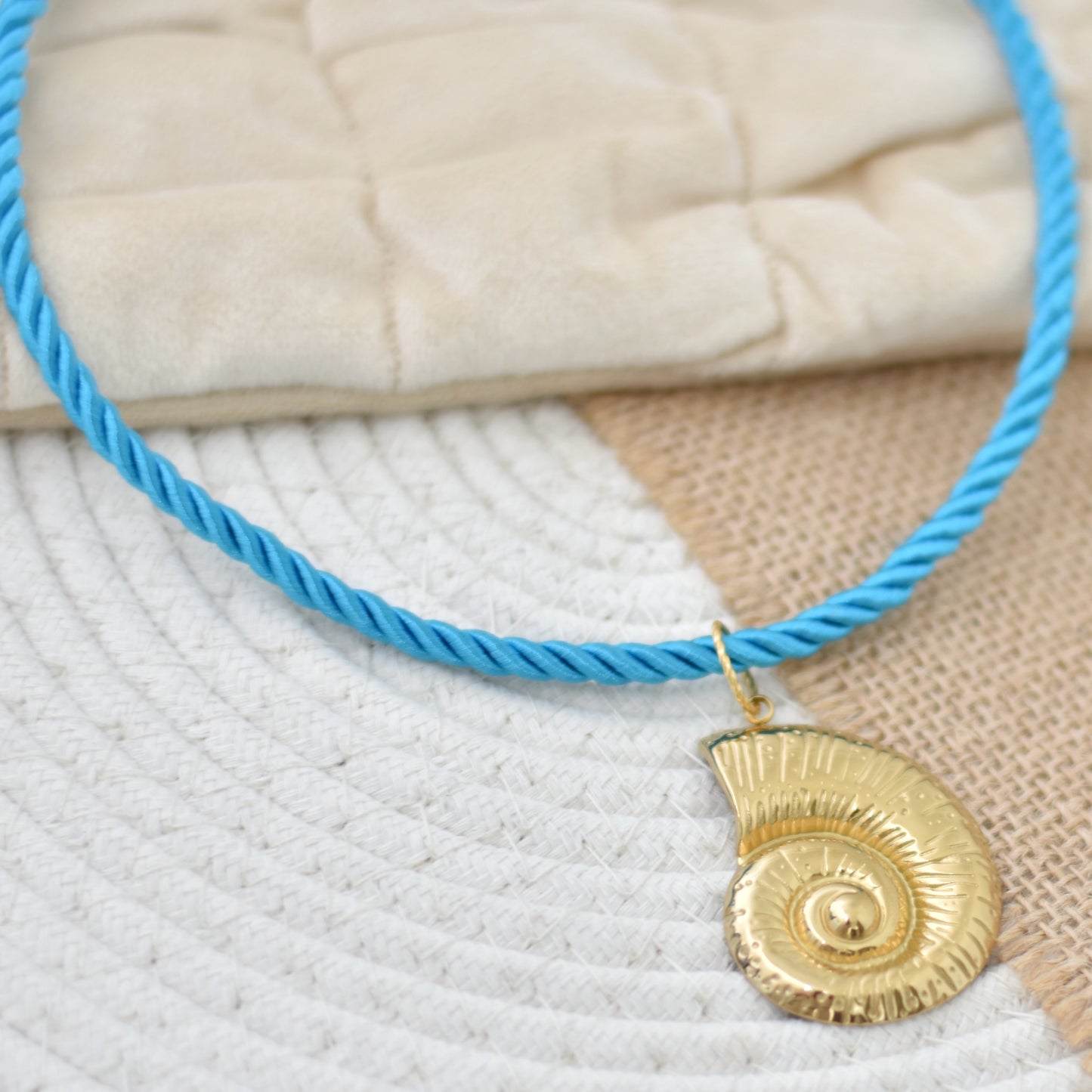 Zomerse ketting van koord met grote bedel
