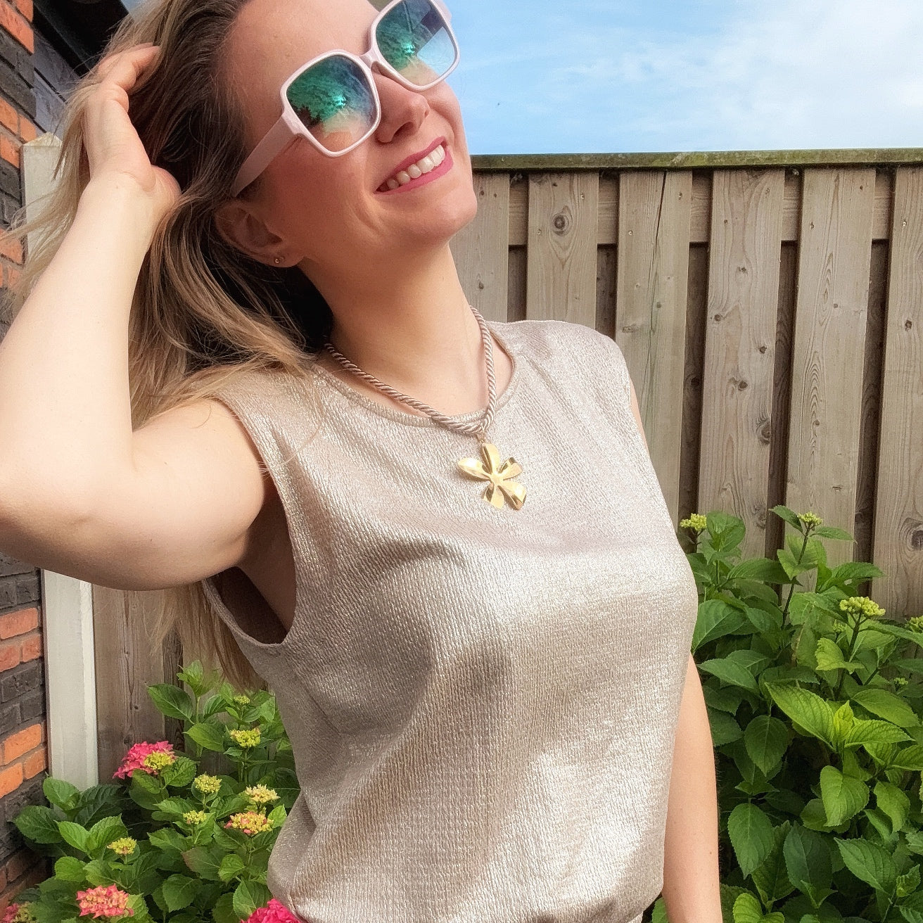 Zomerse ketting van koord met grote bedel