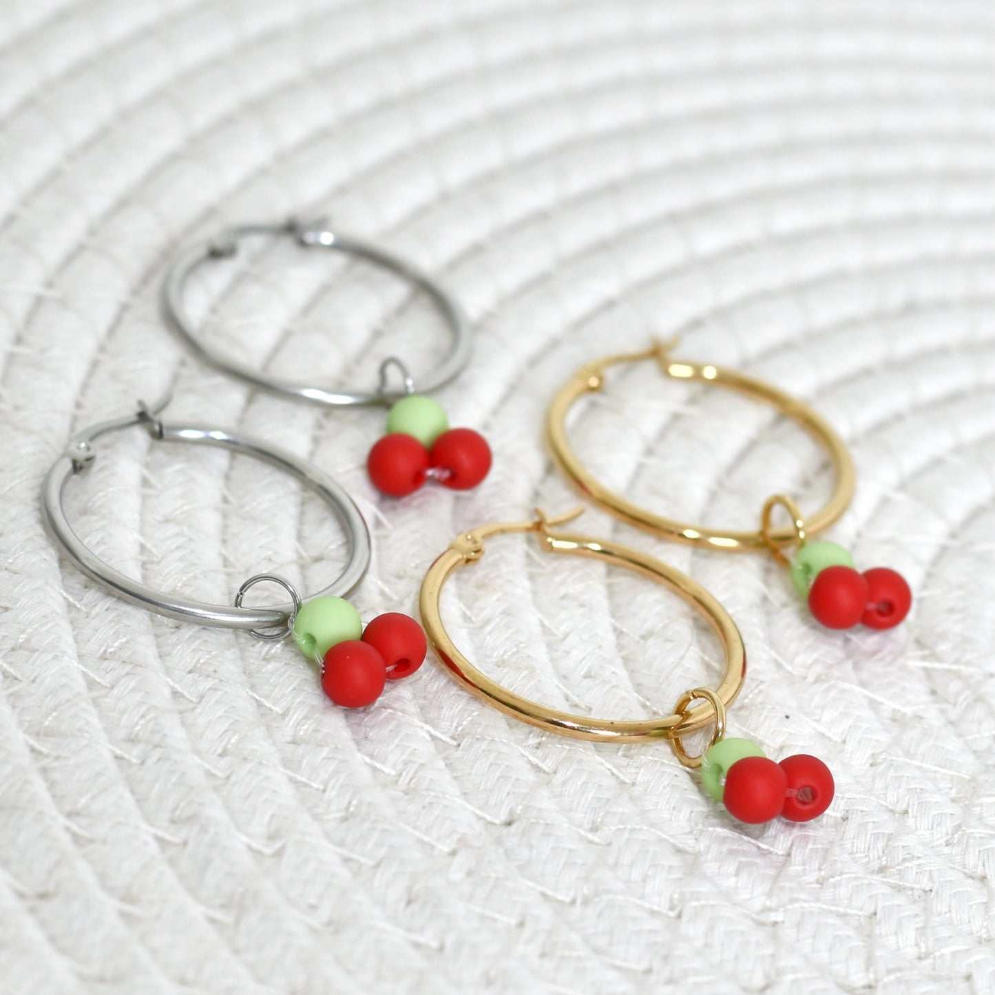 Hoops met kersjes goud/zilverkleurig