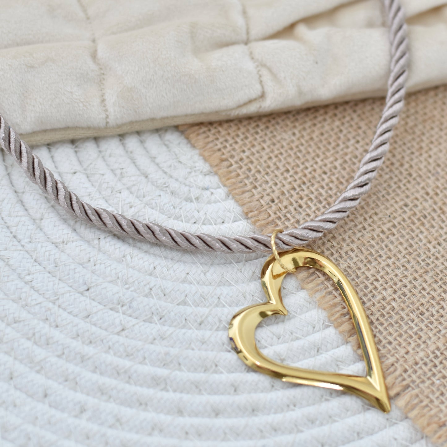 Zomerse ketting van koord met grote bedel