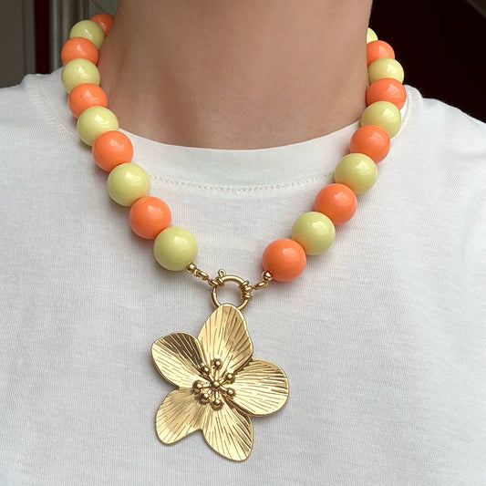Kralen ketting maat L - geel en oranje met bloem bedel