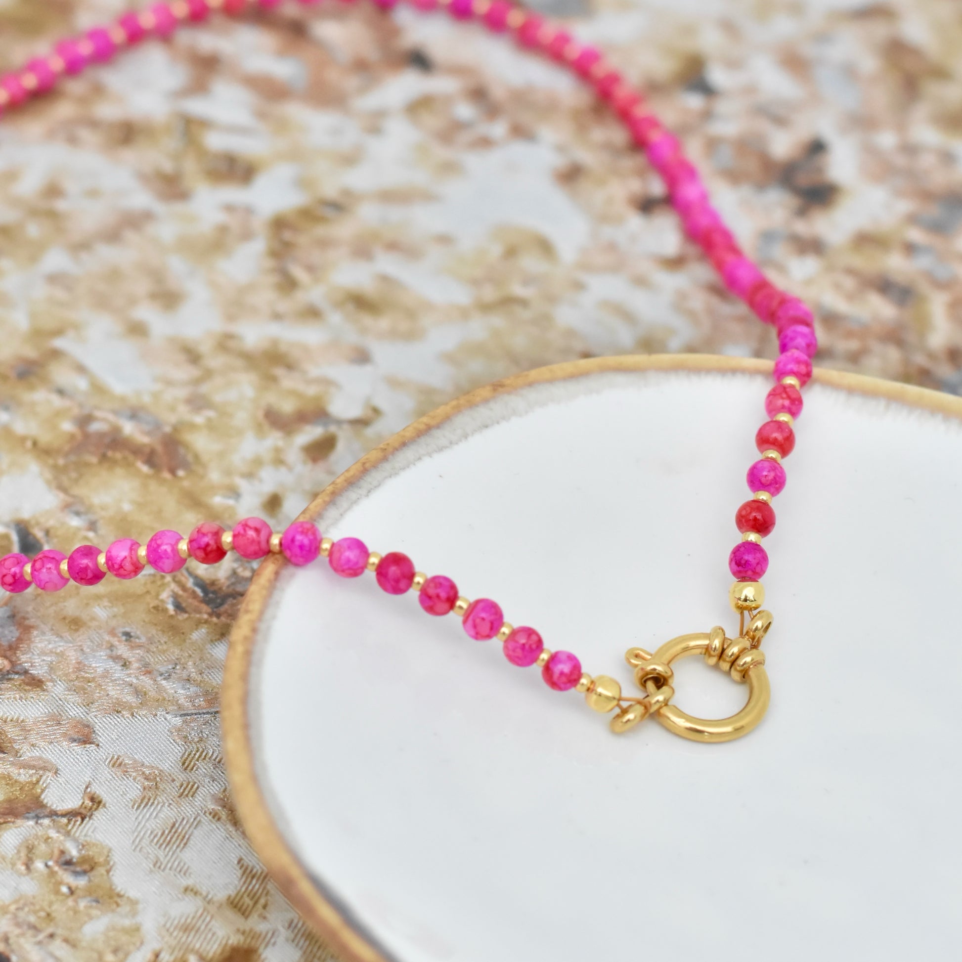 Fuchsia kralen ketting met boeislot