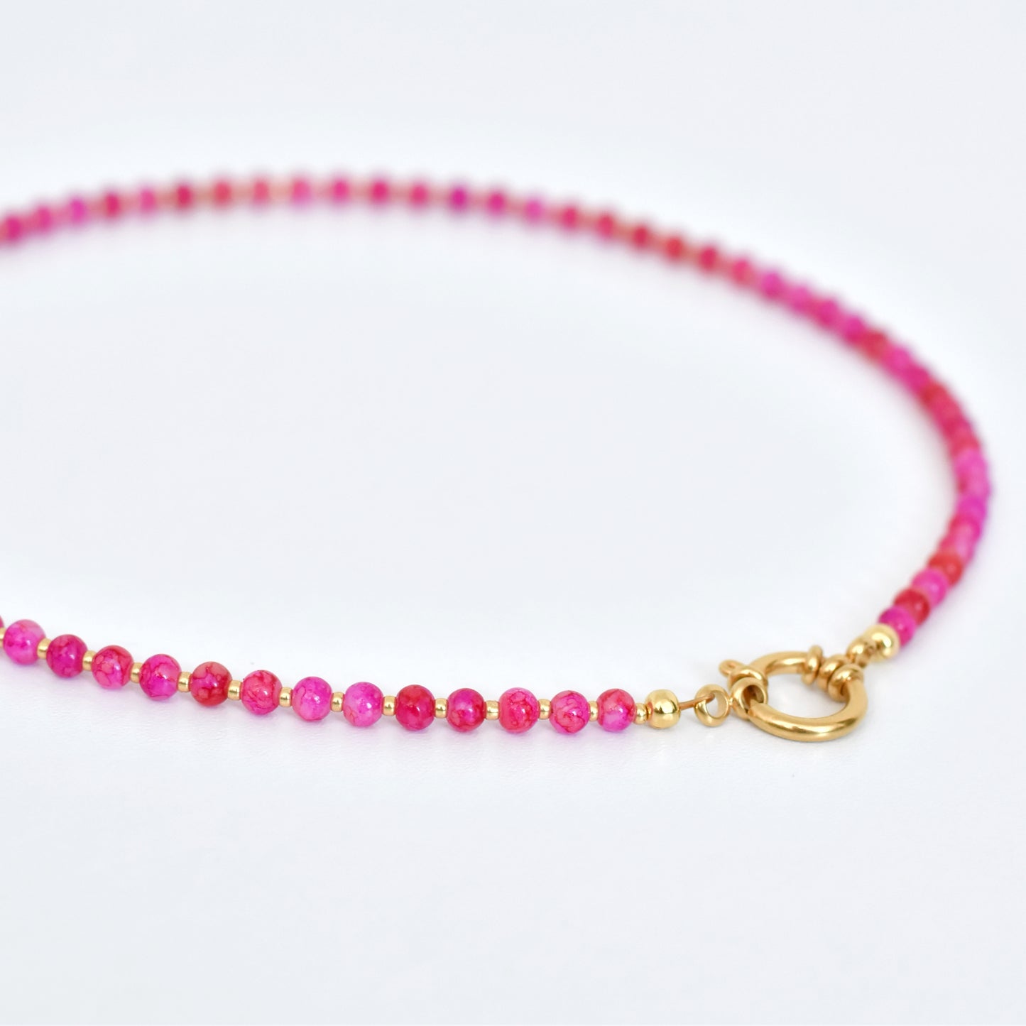Fuchsia kralen ketting met boeislot 2