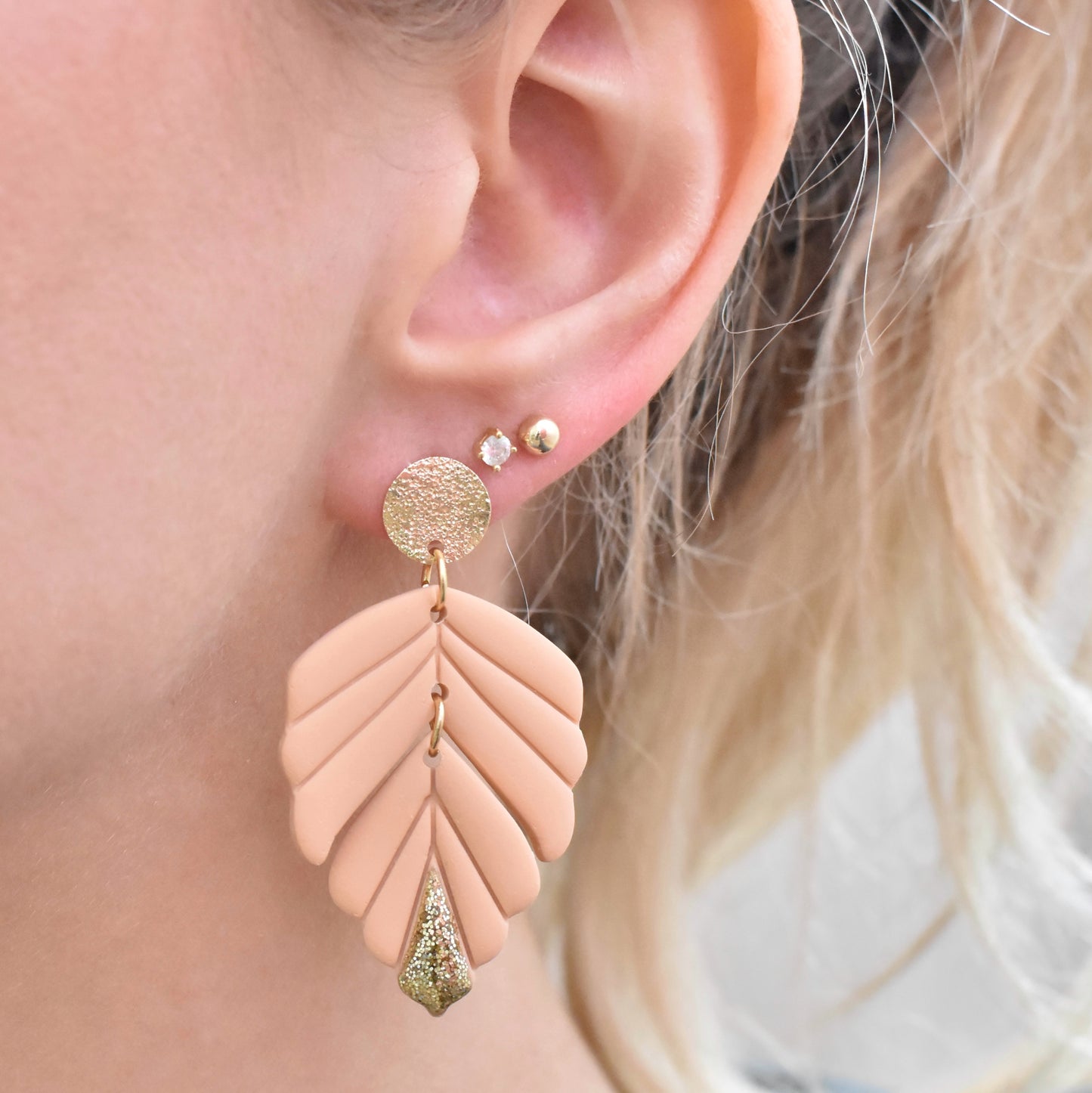 Soft pink leaf’s oorbellen