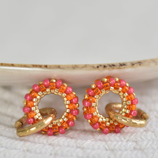 Hoops met kralen bedel - oranje-roze