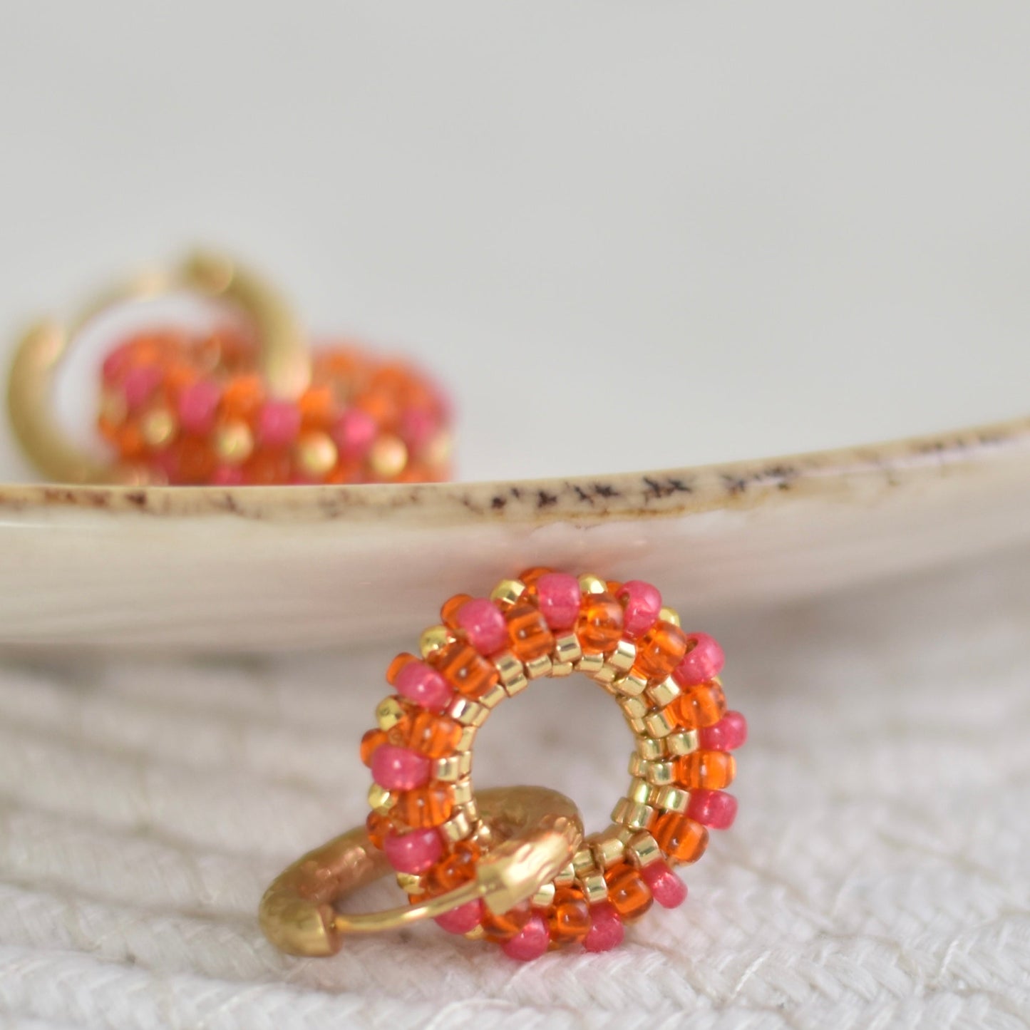 Hoops met kralen bedel - oranje-roze