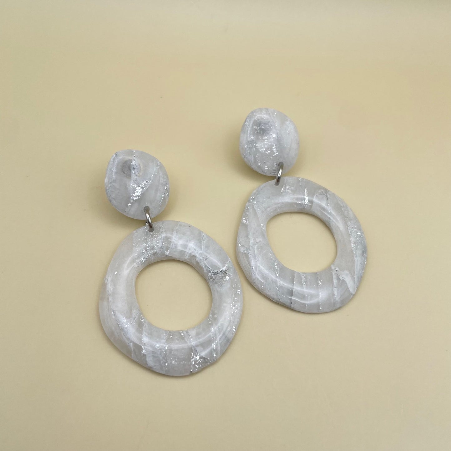 White and silver organic donut oorbellen
