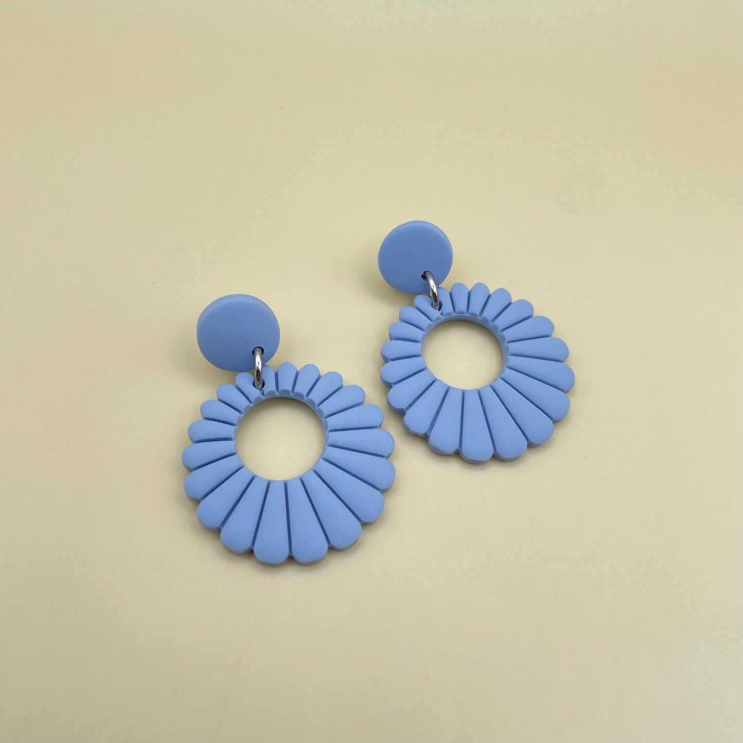 Bloem oorbellen licht blauw
