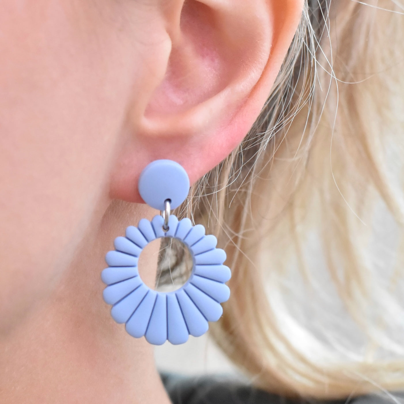 Bloem oorbellen licht blauw