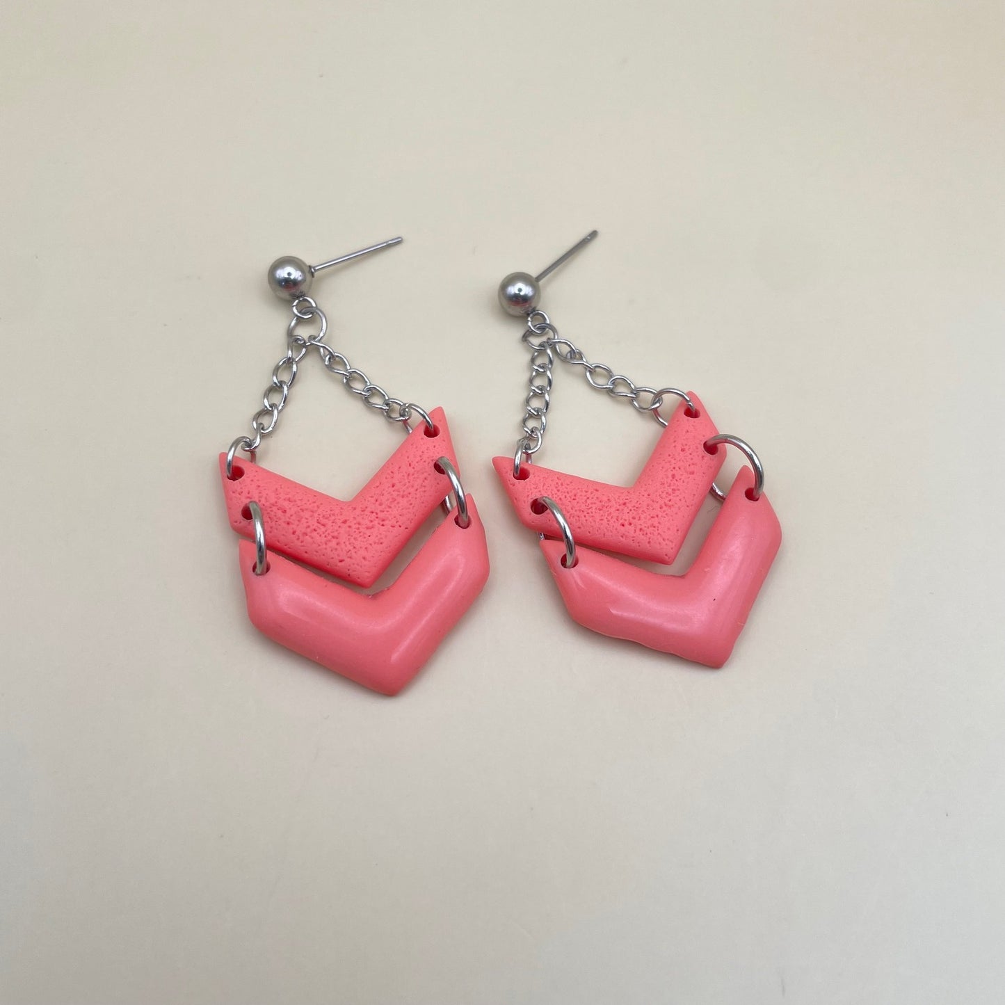 Swinging charms oorbellen roze