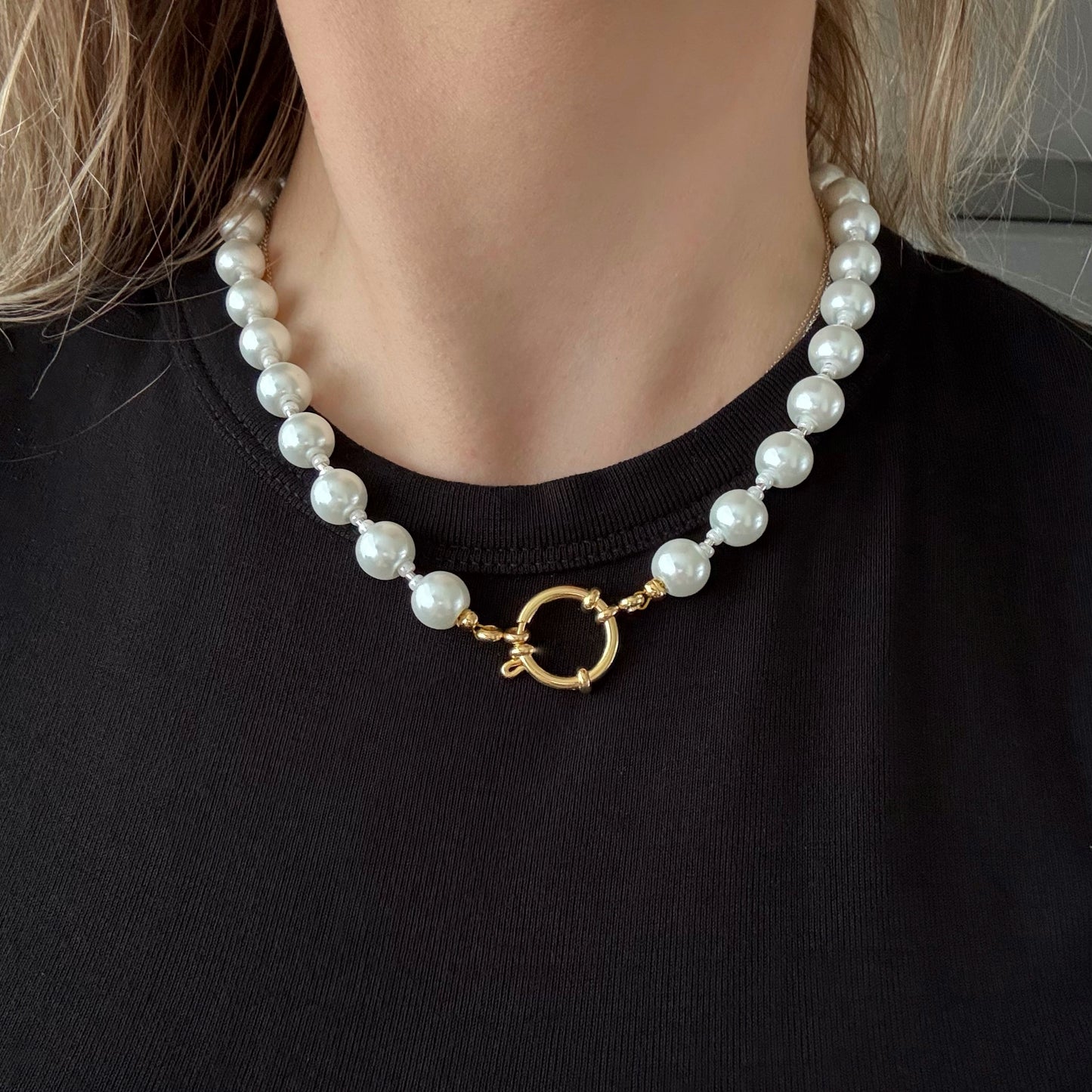 Parelketting met subtiel zilver en gouden sluiting