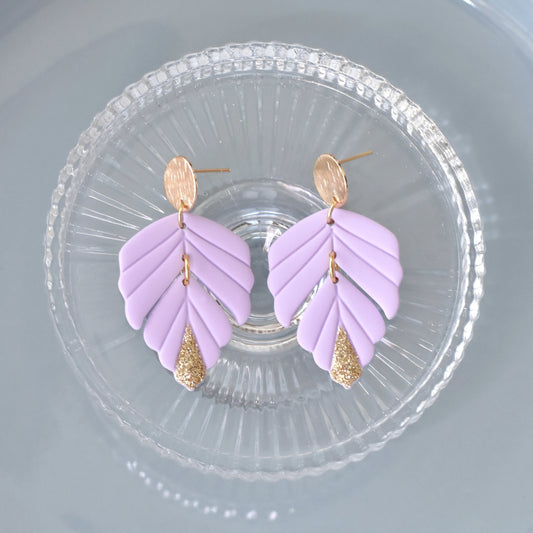 Leaf oorbellen lila met gouden glitters