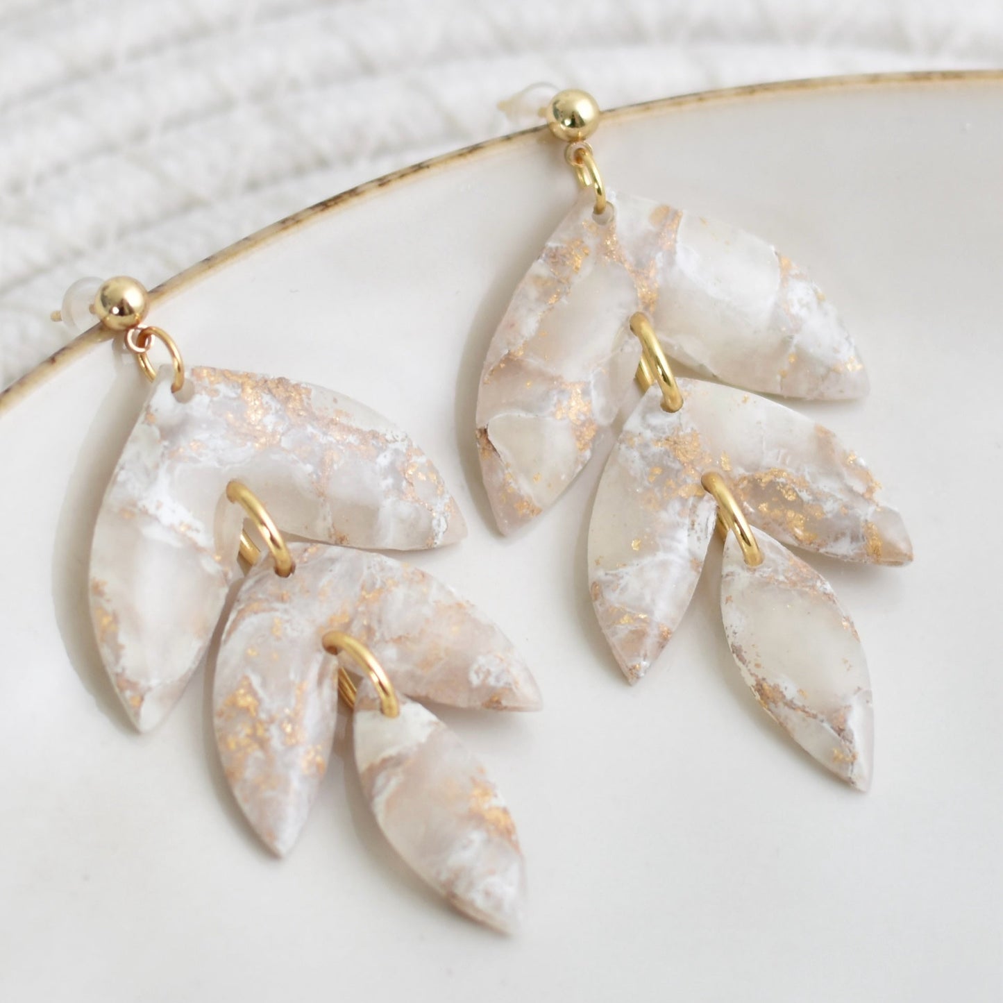 White and gold leafs oorbellen